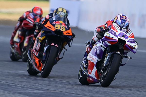 Мартин выиграл дуэль у Баньяи и стал победителем яркой гонки MotoGP в Таиланде