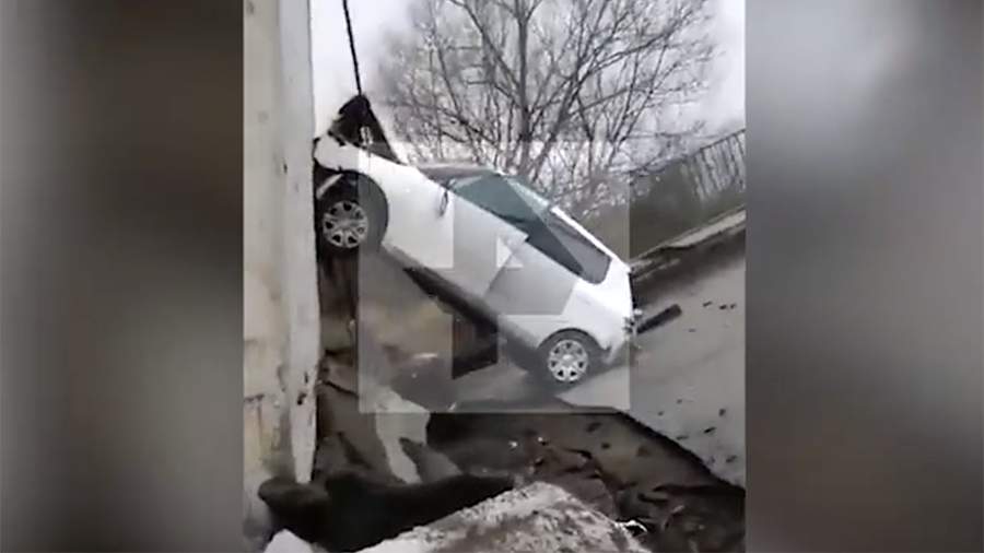 В Подольске упал пролет моста вместе с автомобилем