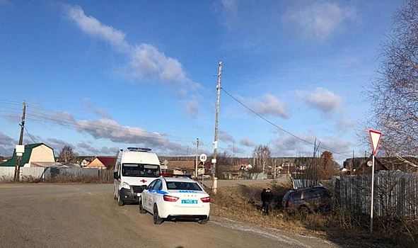 В Каменске-Уральском мужчина на внедорожнике влетел в ограждение дома