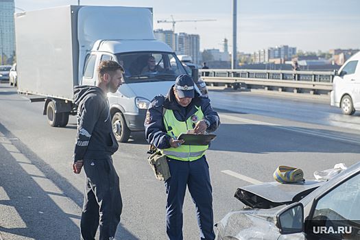 На мосту в Тюмени из-за массовой аварии водители стоят в пробке