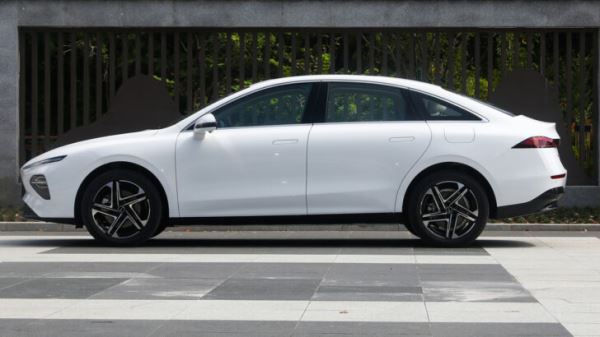 Представлен новый современный седан дешевле LADA Vesta. Можно ли купить его в России