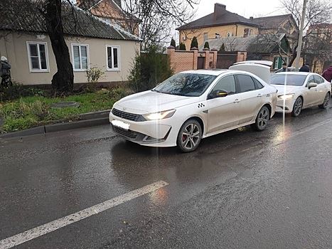 Пострадал подросток: в Ростове иномарка влетела в легковое такси перед светофором