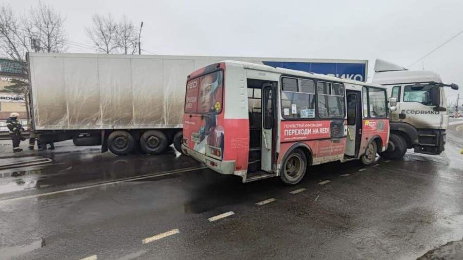 Трое взрослых и двое детей пострадали в ДТП с автобусом в Иркутске